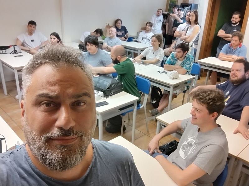 Fabrizio Radica con la classe durante un corso